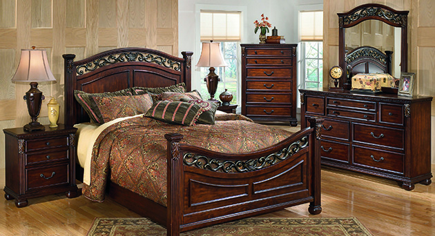 Leahlyn Queen Panel Bed, Dresser & Mirror